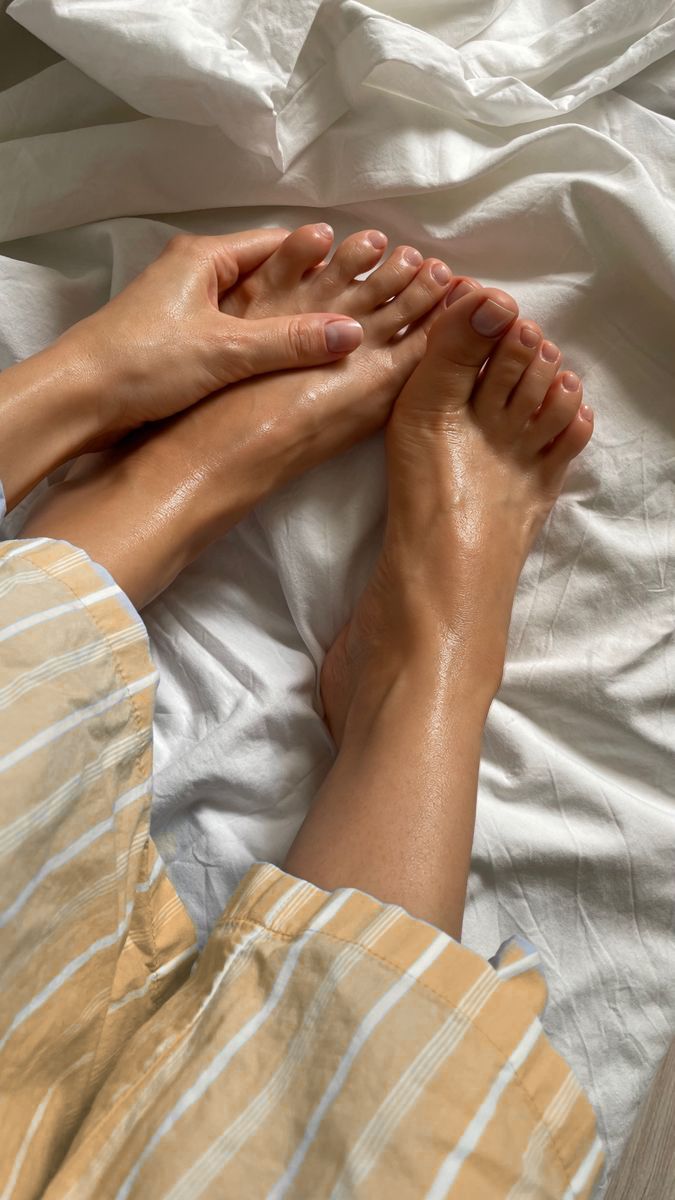 Voeten verzorgen op een bed in het daglicht