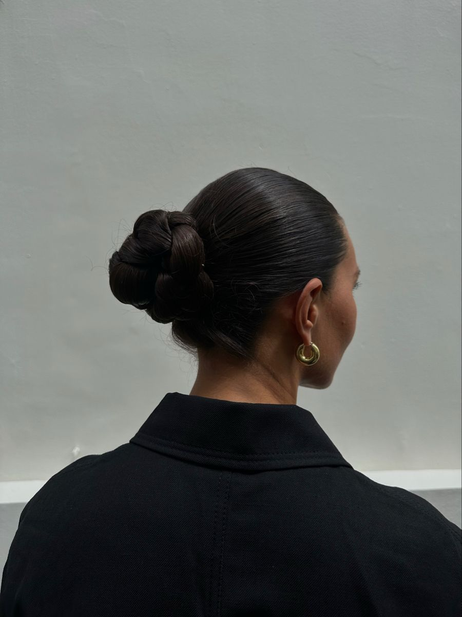 Glad gestyled haar in een knot
